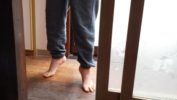 インフルエンザ筋炎でつま先立ちの様子