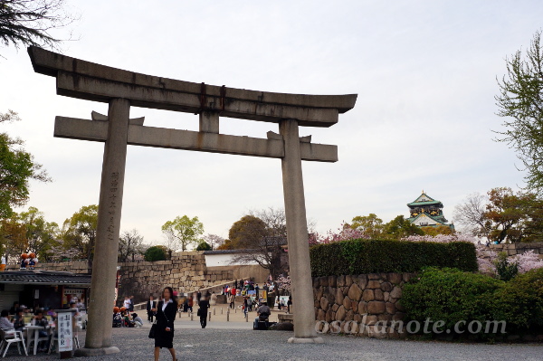 豊国神社の鳥居と大阪城