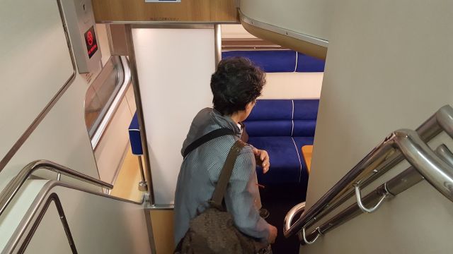 ビスタカー１階に階段で降りる