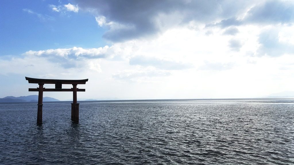 白髭神社の鳥居と琵琶湖