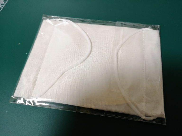 子供に配布されるアベノマスクが郵便で届きました。