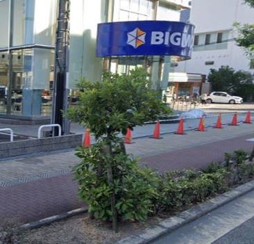 ビッグモーター深江橋店前の街路樹枯死の変遷。8710の看板取り換えの時期も分かりました。