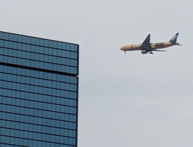 スターウォーズのラッピング飛行機が大阪の空を飛んでいました。