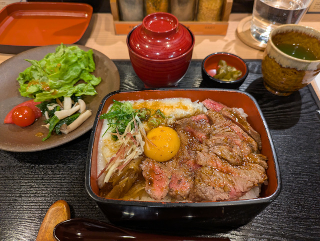 『肉重 ロマン亭』阪急三番街店でステーキ重をいただきました。