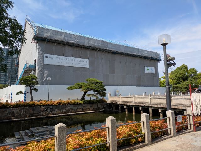 工事中の四天王寺・六時堂も今年で見納めのようです。