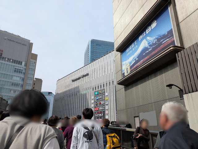 阪急歩道橋からヨドバシ方向
