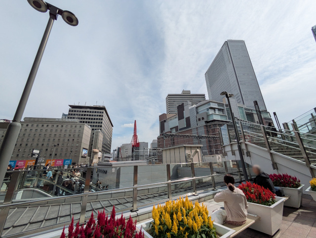 ルクア前のカリヨン広場