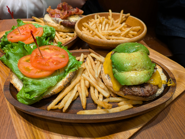 クアアイナのアボカドチーズバーガー