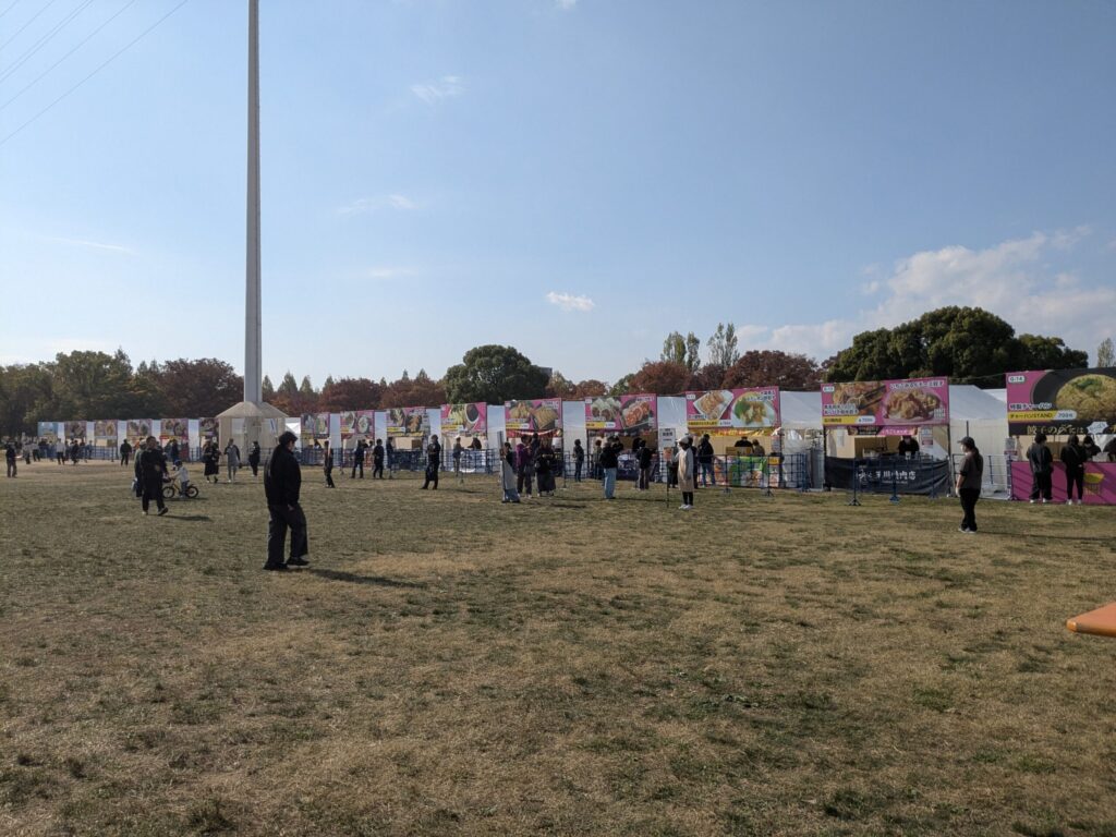 鶴見緑地餃子フェス芝生