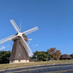 鶴見緑地・風車と青空