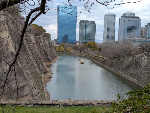 大阪城のお堀の水が減って堀底が見え始めてました。