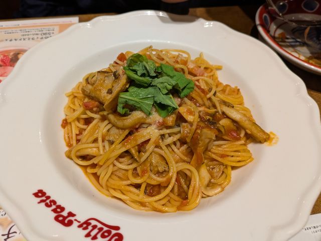 平日なのにレストランが満員だと思っていたら…。