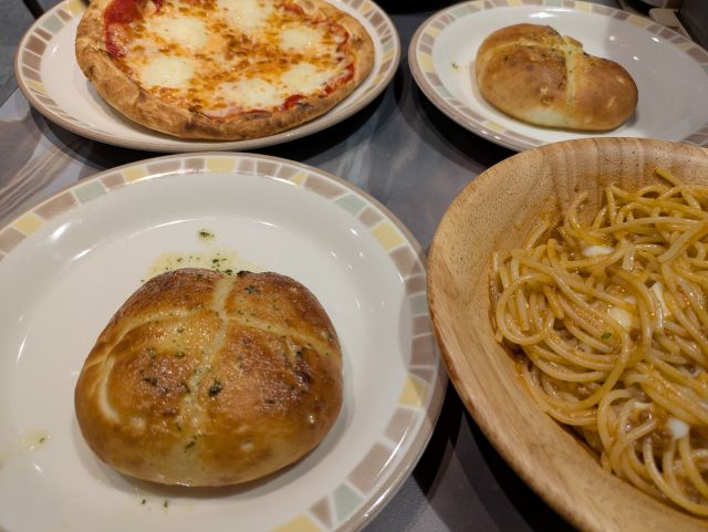 ７年ぶりのサイゼリヤ。ガーリックフォカッチャが美味しかった♪