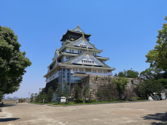 大阪城の石垣に登るのはやめてほしい…。